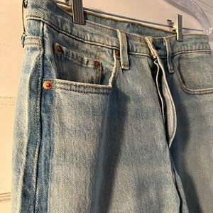 Size 27 light blue Levi’s blue stripe